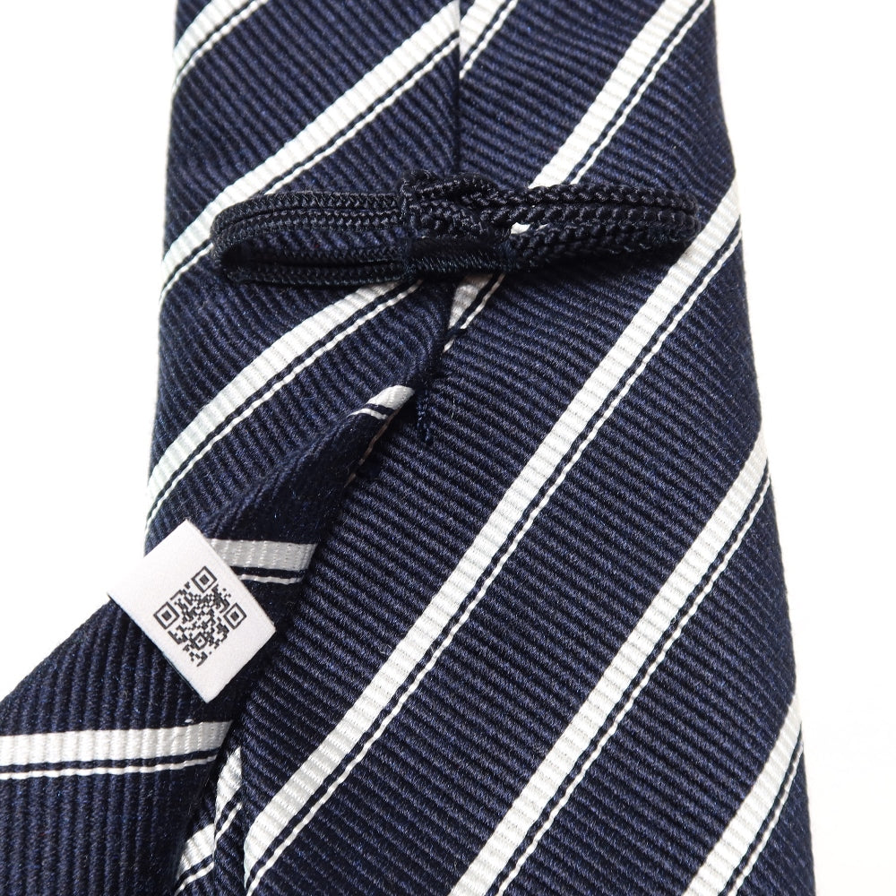 胸元に纏う整然美|刻々 - ストライプ01|KOKKOKU STRIPE 01 シグネチャーライン ハンドメイドセッテピエゲ 超高密度レップ織り ストライプ ネクタイ 杢ネイビーxホワイト