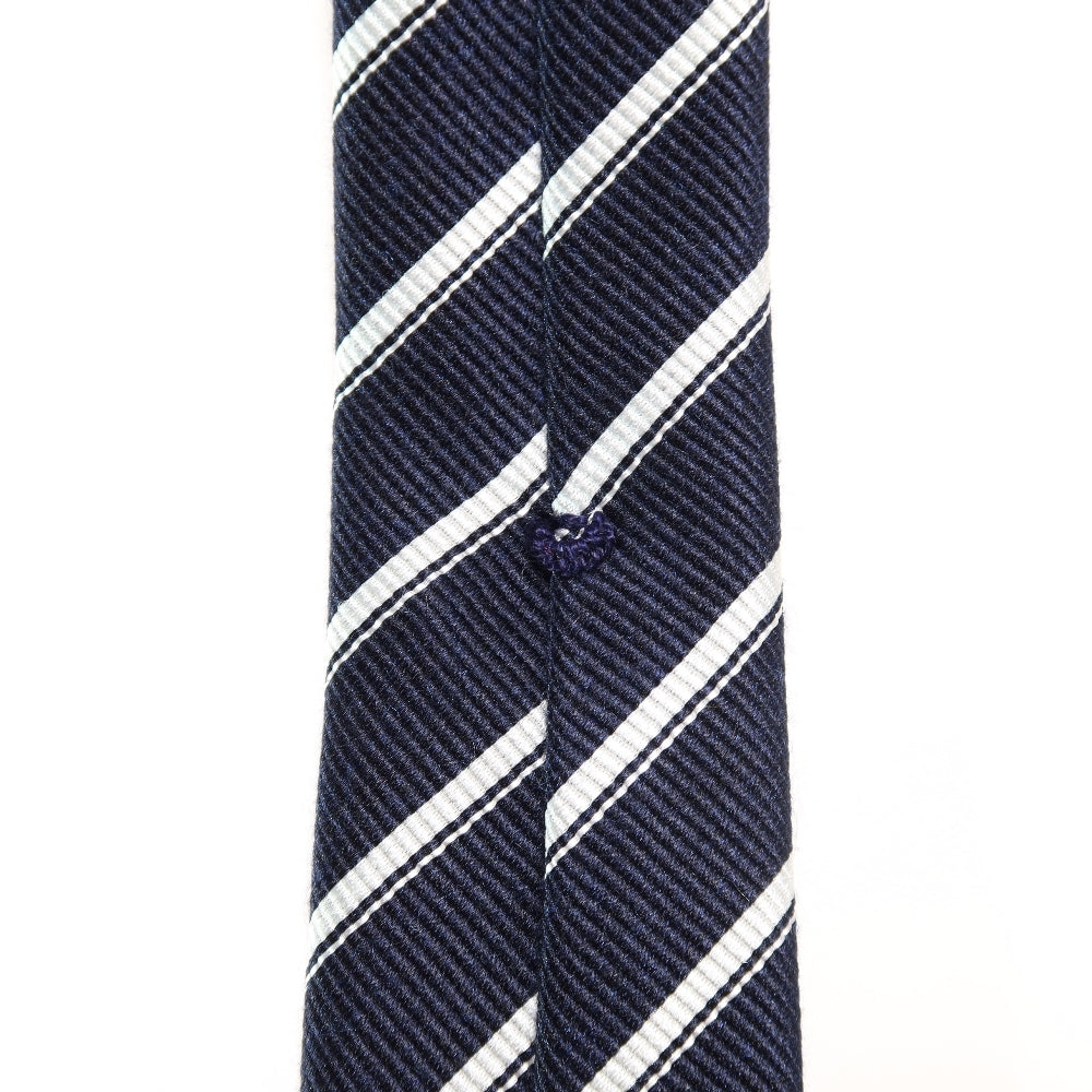 胸元に纏う整然美|刻々 - ストライプ01|KOKKOKU STRIPE 01 シグネチャーライン ハンドメイドセッテピエゲ 超高密度レップ織り ストライプ ネクタイ 杢ネイビーxホワイト