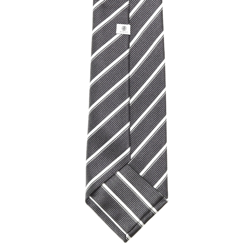 胸元に纏う整然美|刻々 - ストライプ01|KOKKOKU STRIPE 01 シグネチャーライン ハンドメイドトレピエゲ 超高密度レップ織り ストライプ ネクタイ 杢チャコールグレーxホワイト