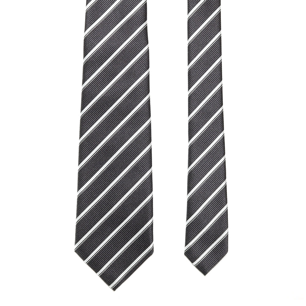 胸元に纏う整然美|刻々 - ストライプ01|KOKKOKU STRIPE 01 シグネチャーライン ハンドメイドトレピエゲ 超高密度レップ織り ストライプ ネクタイ 杢チャコールグレーxホワイト