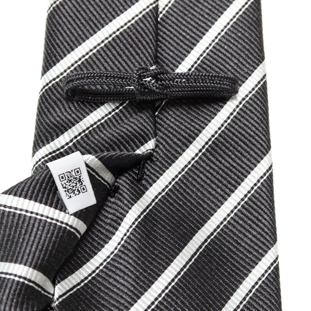 胸元に纏う整然美|刻々 - ストライプ01|KOKKOKU STRIPE 01 シグネチャーライン ハンドメイドトレピエゲ 超高密度レップ織り ストライプ ネクタイ 杢チャコールグレーxホワイト