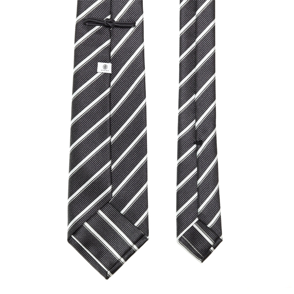 胸元に纏う整然美｜刻々 - ストライプ01｜KOKKOKU STRIPE 01 シグネチャーライン ハンドメイドトレピエゲ 超高密度レップ織り ストライプ ネクタイ 杢チャコールグレーxホワイト