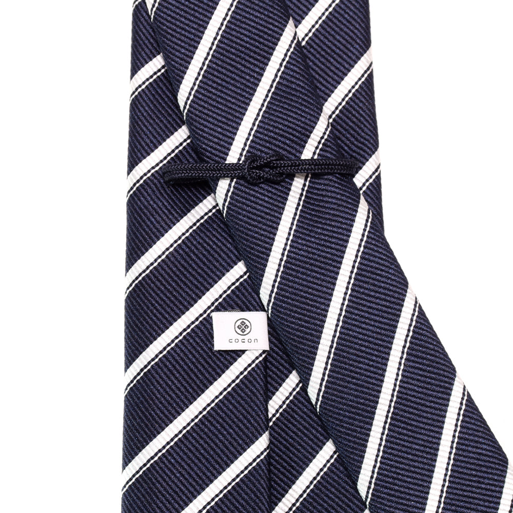 胸元に纏う整然美｜刻々 - ストライプ01｜KOKKOKU STRIPE 01 シグネチャーライン ハンドメイドトレピエゲ 超高密度レップ織り ストライプ ネクタイ 杢ネイビーxホワイト